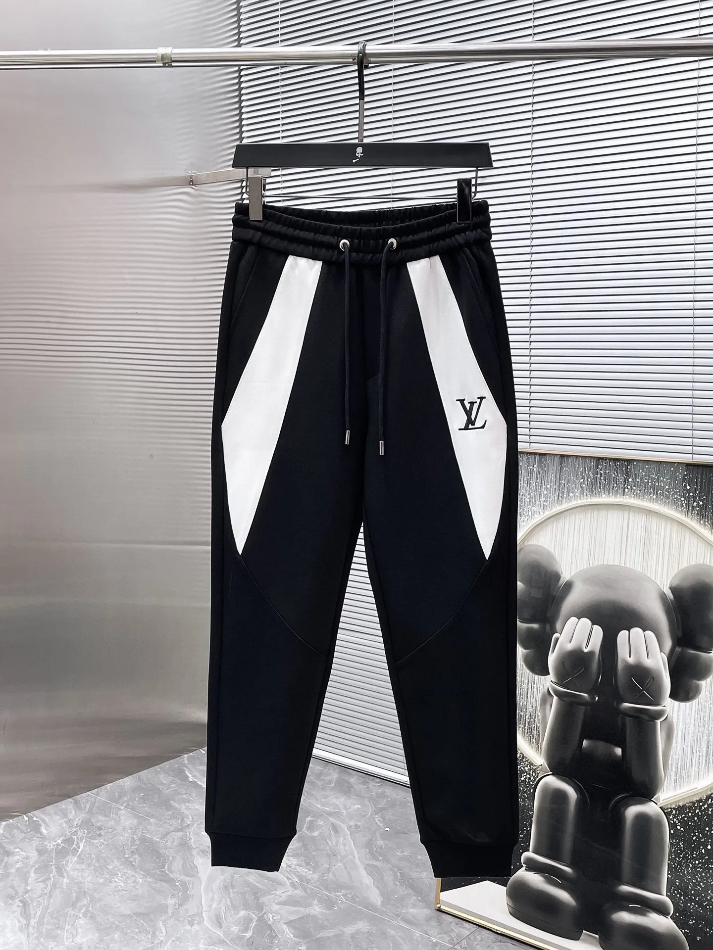 🅿️720 LV hot-selling suit is coming. Focus on the original version of the official website. 2025 new hot-selling cardigan suit. The original order is the best. 🇭🇰The meticulous work of top designers. It has a fitting and perfect upper body effect. All-natural high-quality Tencel Roman cotton 100%, close-fitting comfort, noble and elegant! Original hardware embodies elegance and nobility! Counter size: M-3XL (maximum wear up to 190 pounds)